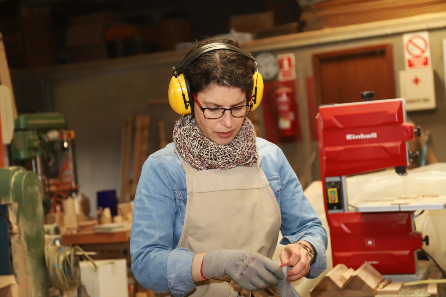 Isabel Neira trabajando en el taller de Atalanta Madera