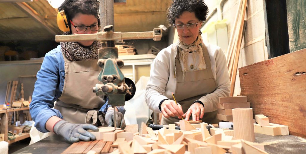 Isabel y Ana de Atalanta Madera trabajando en su taller